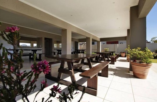 Lone Hill Apartment | Trendy 1 Bed Apartment - Secure and Private