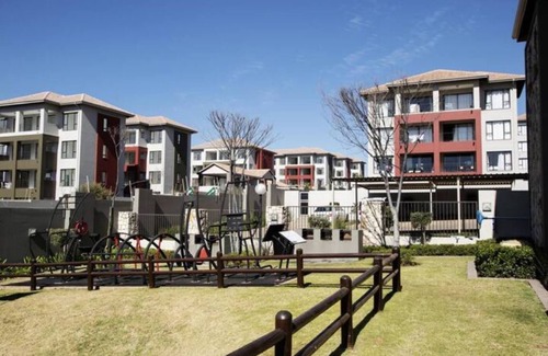Lone Hill Apartment | Trendy 1 Bed Apartment - Secure and Private
