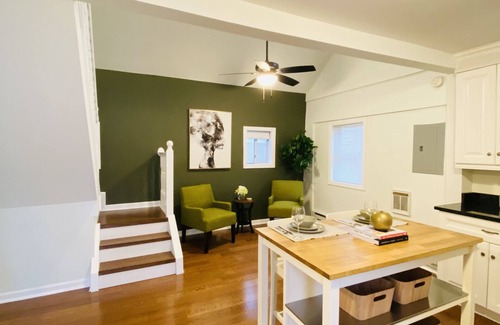 Stamford Cottage | Trendy 1 bedroom +loft apartment w/parking