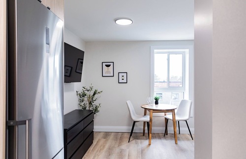 Kitchener Apartment | Trendy 1 queen bed studio Prime Downtown location