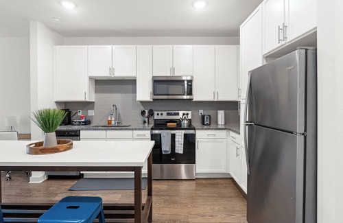 Arlington Apartment | Trendy 1BR Apt/King Bed/Pool/Gym/Clse to Beach