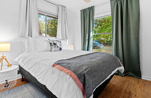 South Manchaca House | Trendy 2 BDR Whole Home in South Austin – Min to South Congress and South Lamar