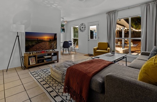 South Manchaca House | Trendy 2 BDR Whole Home in South Austin – Min to South Congress and South Lamar