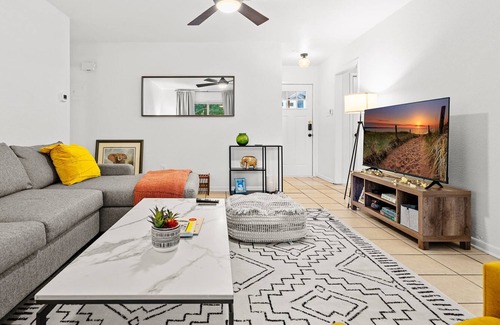 South Manchaca House | Trendy 2 BDR Whole Home in South Austin – Min to South Congress and South Lamar