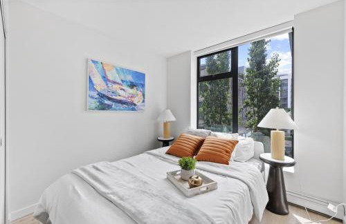Gastown Apartment | Trendy 2 Bedroom Suite Close to SkyTrain and Seawall