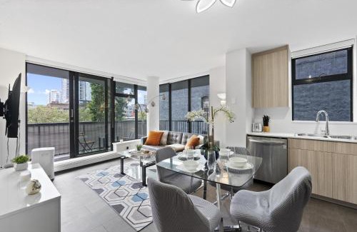 Gastown Apartment | Trendy 2 Bedroom Suite Close to SkyTrain and Seawall