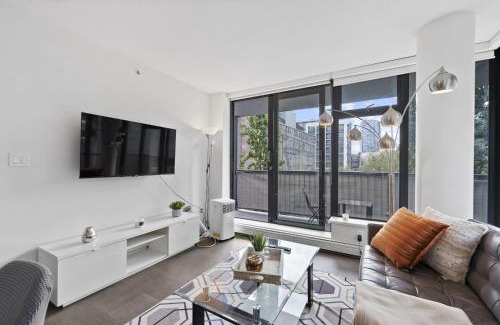 Gastown Apartment | Trendy 2 Bedroom Suite Close to SkyTrain and Seawall