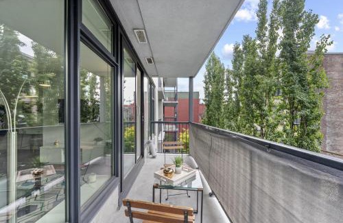 Gastown Apartment | Trendy 2 Bedroom Suite Close to SkyTrain and Seawall