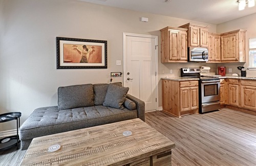 Oak Cliff House | Trendy 2 BR Bishop Arts District House: Hot Tub Spa, Putting Green, Gardens