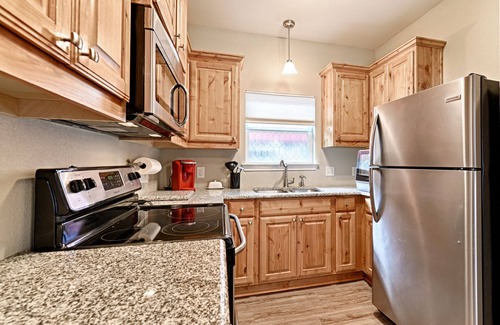 Oak Cliff House | Trendy 2 BR Bishop Arts District House: Hot Tub Spa, Putting Green, Gardens