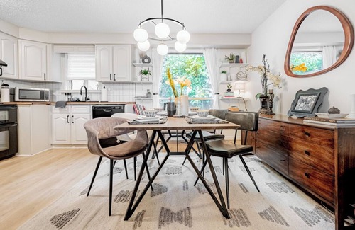 Lakeview Apartment | Trendy 3 bdrm, lakeside trails, 20 min to Toronto!
