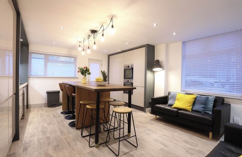 Southville House | Trendy 6-Bedroom Bristol Home | Spacious Group Stay by North St & City Centre