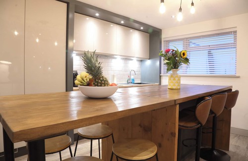 Southville House | Trendy 6-Bedroom Bristol Home | Spacious Group Stay by North St & City Centre