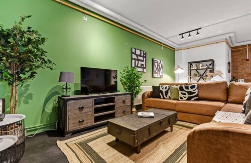 Victoria Apartment | Trendy, Arty, 3BR in Heart of Hipster Hackney!