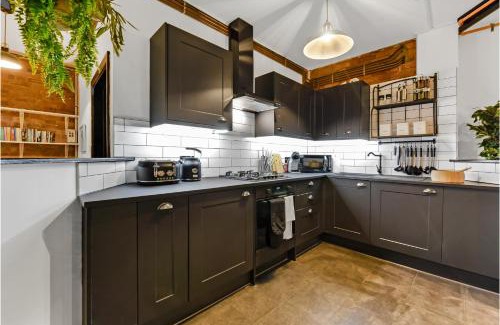 Victoria Apartment | Trendy, Arty, 3BR in Heart of Hipster Hackney!