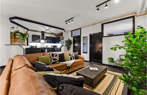 Victoria Apartment | Trendy, Arty, 3BR in Heart of Hipster Hackney!