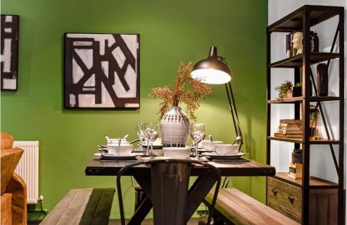 Victoria Apartment | Trendy, Arty, 3BR in Heart of Hipster Hackney!