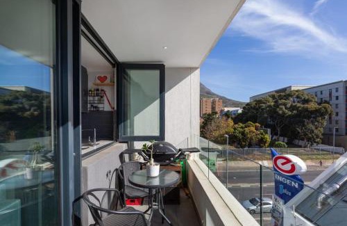 Observatory Apartment | Trendy Bachelor Pad Free Parking Rooftop Pool