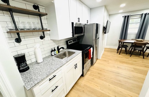 Lake Ridge Apartment | Trendy & Central 2 Bedroom Apt