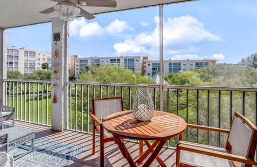 Marco Island Condo | Trendy condo w/ shared pool, central AC, and high-speed WiFi - snowbirds welcome