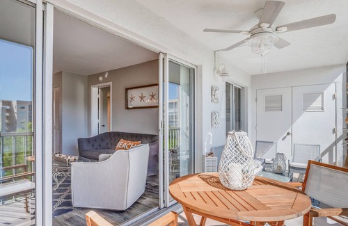 Marco Island Condo | Trendy condo w/ shared pool, central AC, and high-speed WiFi - snowbirds welcome