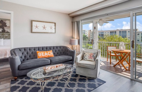 Marco Island Condo | Trendy condo w/ shared pool, central AC, and high-speed WiFi - snowbirds welcome
