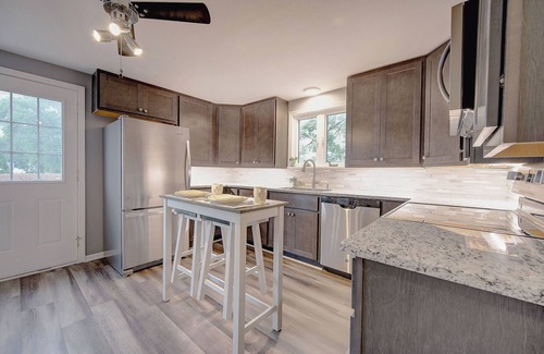 Bay View Apartment | Trendy Getaway: Trendy Getaway: 5 Min to Downtown + Pet Friendly