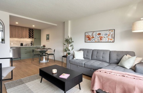 Kensington Condo | Trendy Kensington Condo - Fully Renovated !
