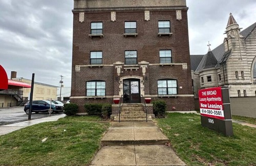 Downtown Columbus Apartment | Trendy Loft Escape with Pool Table Bring Your Pets