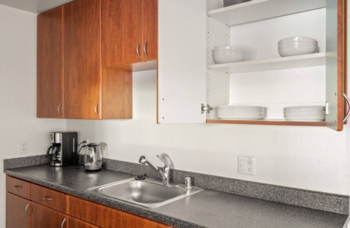 Shoreline West Apartment | Trendy Mountain View 1BR w/Pool & Gym, nr Safeway, by Blueground