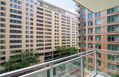 Woodmont Triangle Apartment | Trendy Neighbourhood | Bethesda MD | Near NIH & Metro by GLS