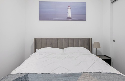 Crescent Heights Apartment | Trendy Neighbourhood | Rooftop Patio | Sofa Bed | Underground Parking