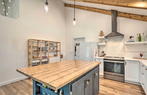 Palm City Cottage | Trendy Palm City Cottage w/Porch on 5 Acres!