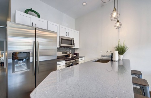Pittsburgh House | Trendy - Parking - King Bed - 10 min DT