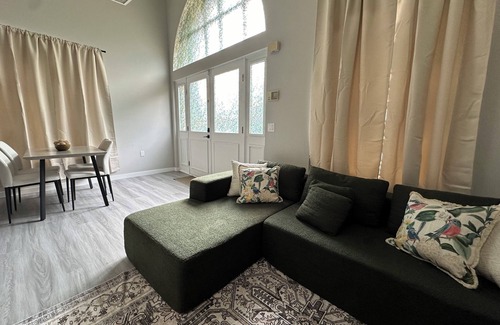 Albany Apartment | Trendy Parkside 2-bedroom with Private Entrance