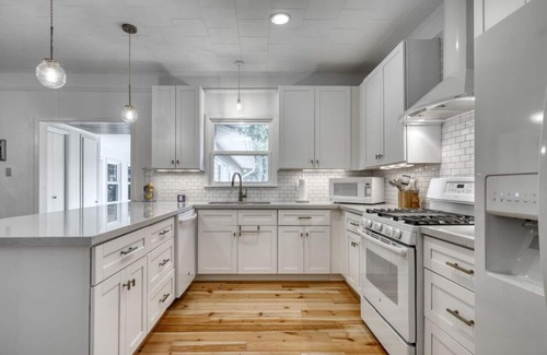 Bellville House | Trendy & Posh! Your smalltown retreat awaits!