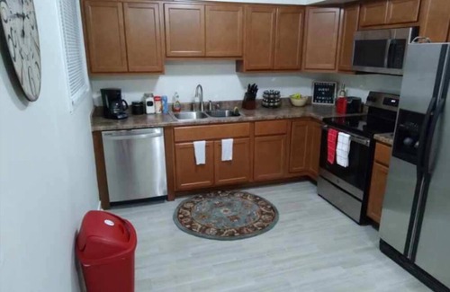 Russell House | Trendy! Pro Cleaned, Self Check In - Sleeps 10