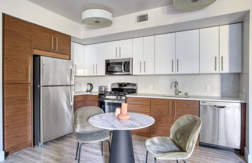 Centennial Apartment | Trendy Redwood City 1BR w/Gym & Pool, 6 mins to Caltrain, by Blueground