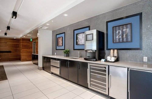 Centennial Apartment | Trendy Redwood City 1BR w/Gym & Pool, 6 mins to Caltrain, by Blueground