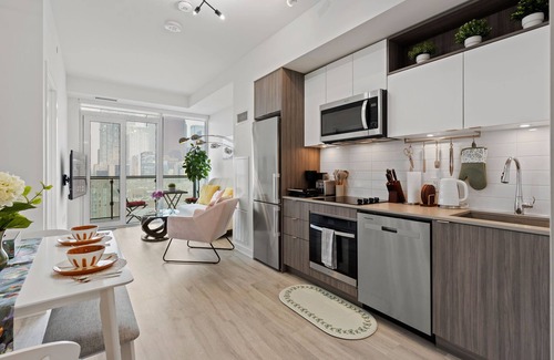 Old Town Condo | Trendy Resorts-Style Condo + Pool + Gym + Parking!