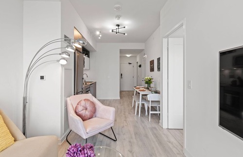 Old Town Condo | Trendy Resorts-Style Condo + Pool + Gym + Parking!