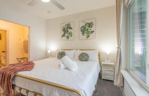 Downtown San Antonio Apartment | Trendy Riverwalk Retreat King Bed Free Parking Pool Gym