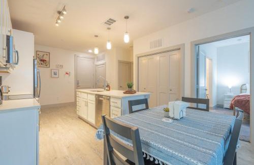 Downtown San Antonio Apartment | Trendy Riverwalk Retreat King Bed Free Parking Pool Gym