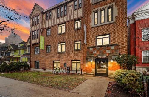 Hyde Park Apartment | Trendy Studio Apartment in Chicago - Kenwood 103 & 303 rep