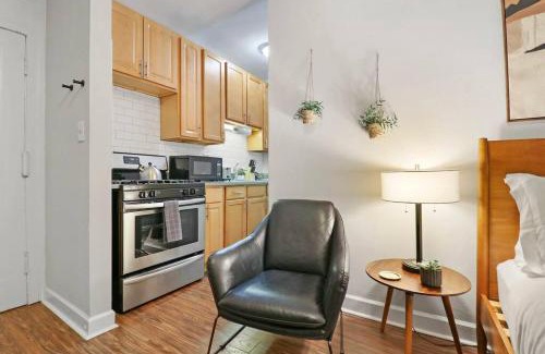Hyde Park Apartment | Trendy Studio Apartment in Chicago - Kenwood 103 & 303 rep