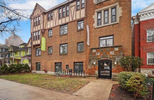 Hyde Park Apartment | Trendy Studio Apartment in Chicago - Kenwood 103 & 303 rep