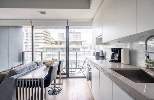 Wellington Place Apartment | Trendy & Stylish 1BR in Popular King West
