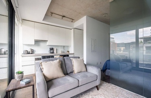 Wellington Place Apartment | Trendy & Stylish 1BR in Popular King West