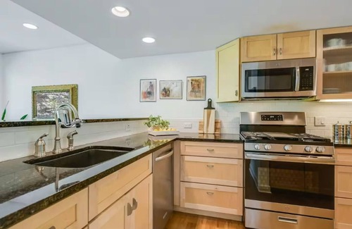 Travis Heights House | Trendy Townhome in Travis Heights ~ Parking