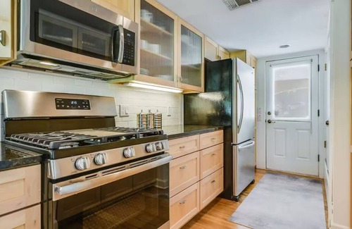 Travis Heights House | Trendy Townhome in Travis Heights ~ Parking